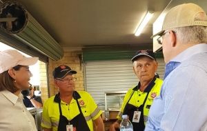 Prime Minister with SAES at South Queensland's bushfire affected area