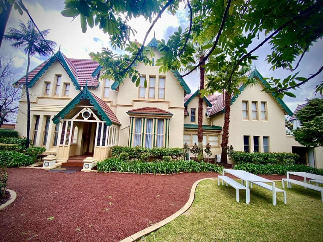 Panorama of the front view of Stanmore House.