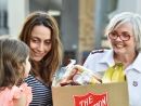 Salvo giving Christmas hamper to woman and daughter