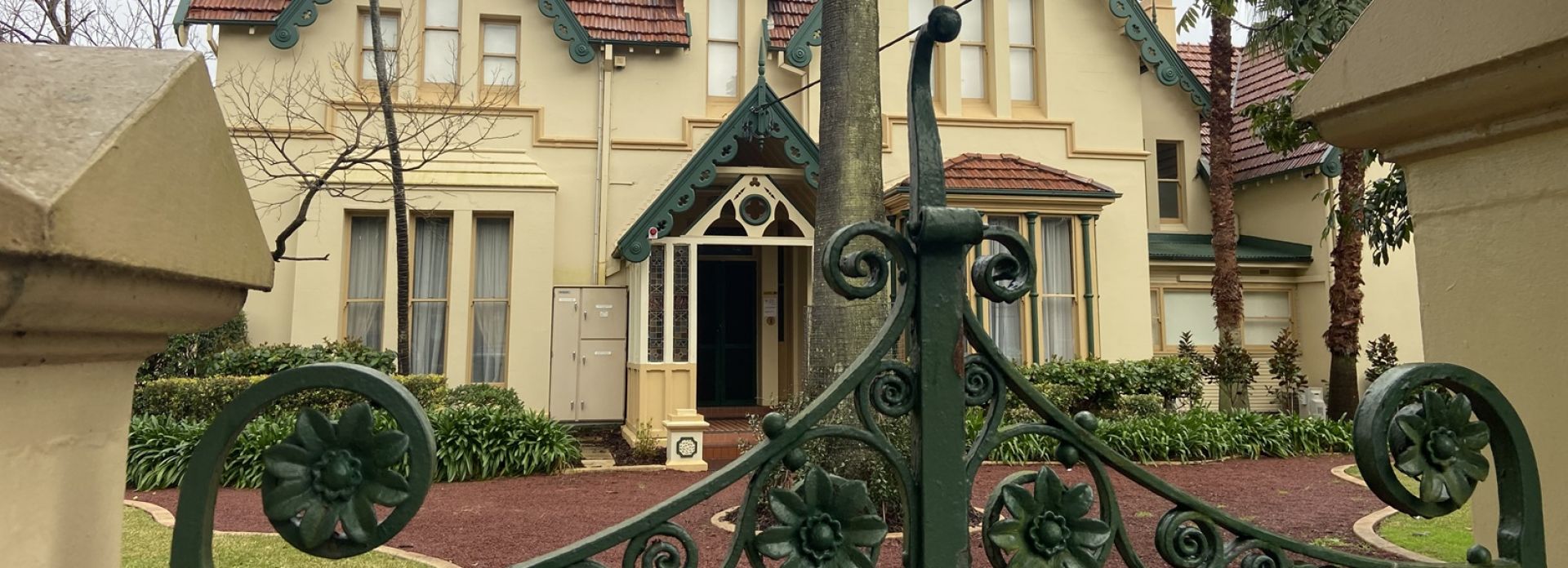 Panorama of the front view of Stanmore House.