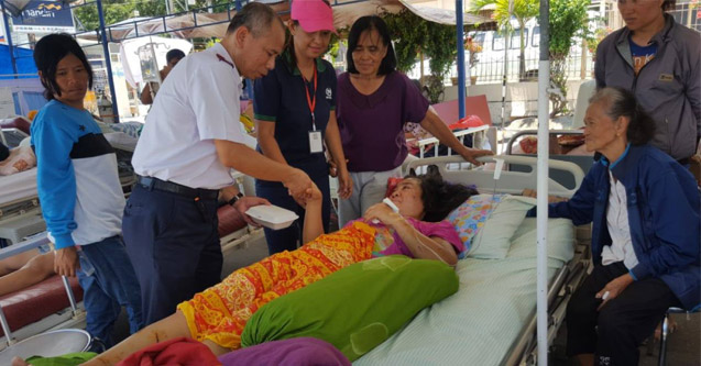 Salvo helps the sick after the Indonesian Tsunami and Earthquake