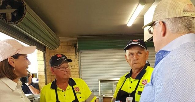 Prime Minister with SAES at South Queensland's bushfire affected area