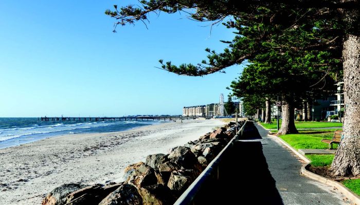 Running in an imagined spotlight