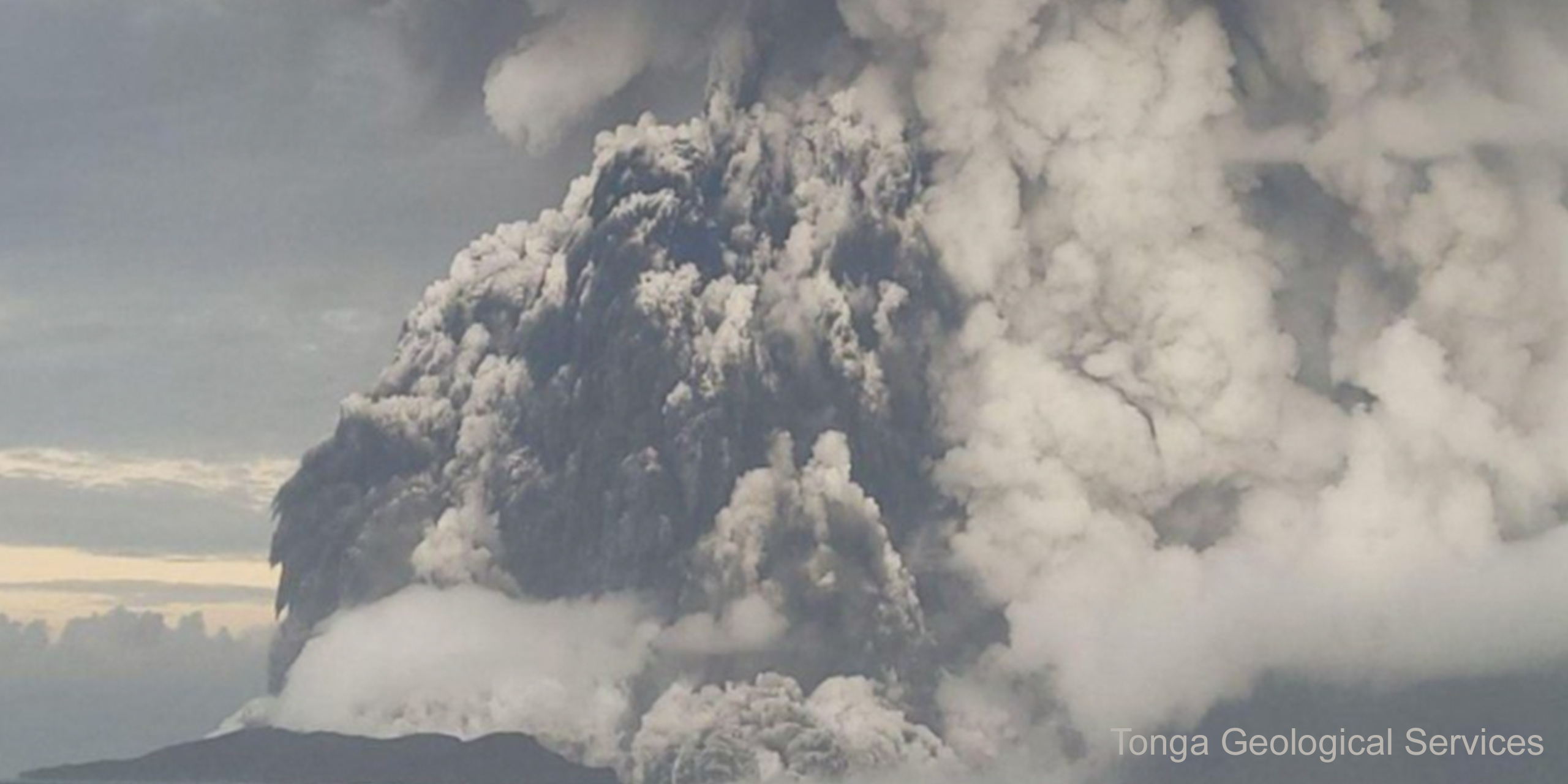Tonga: volcanic ash spews into the atmosphere