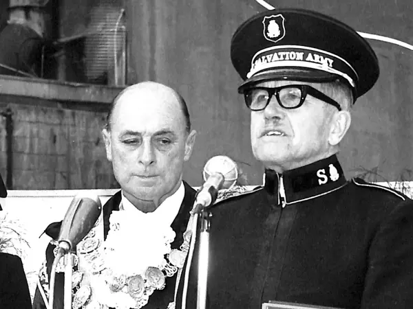 Photo of Commissioner Harvey and Lord Mayor Reg Talbot