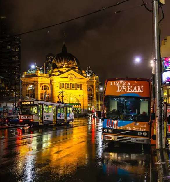 Night image of Flinders Street Station